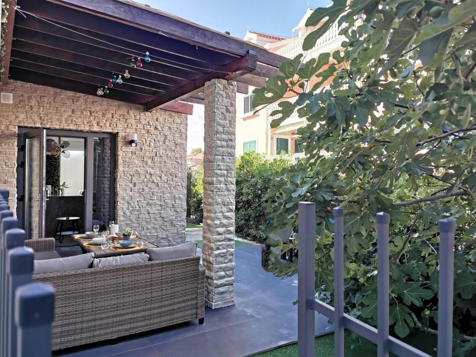 Garden, Garden, Balcony/Terrace