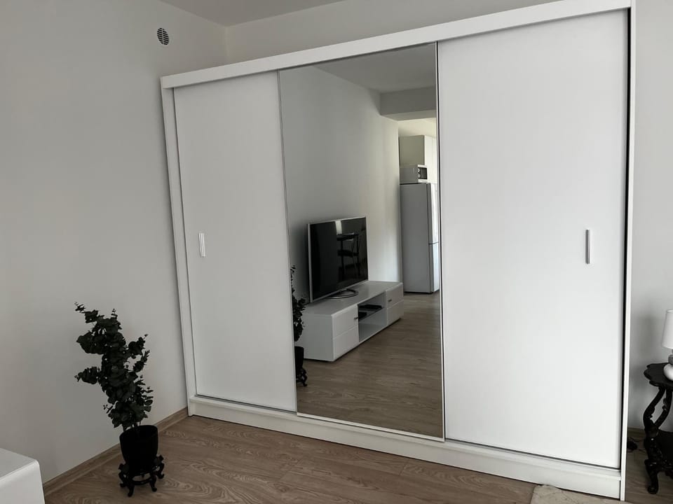 TV and multimedia, Photo of the whole room, Bedroom, wardrobe