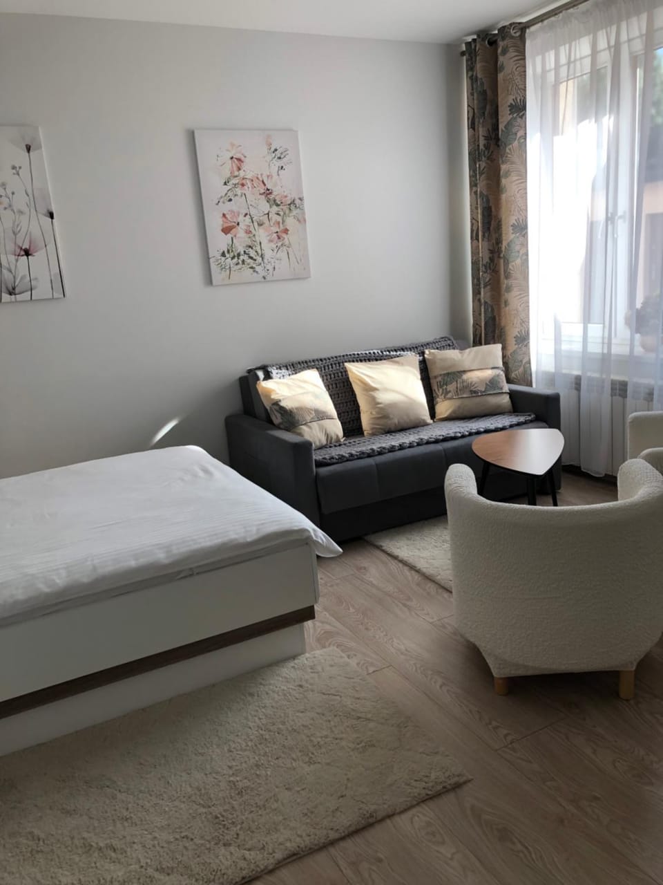 Bed, Photo of the whole room, Seating area, Bedroom