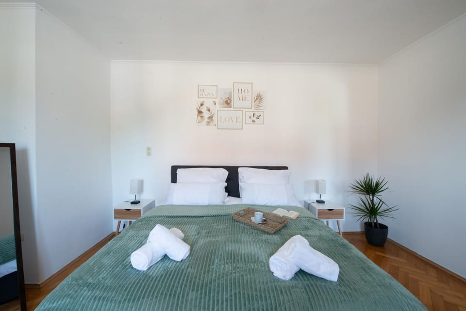 Bed, Photo of the whole room, Bedroom, towels