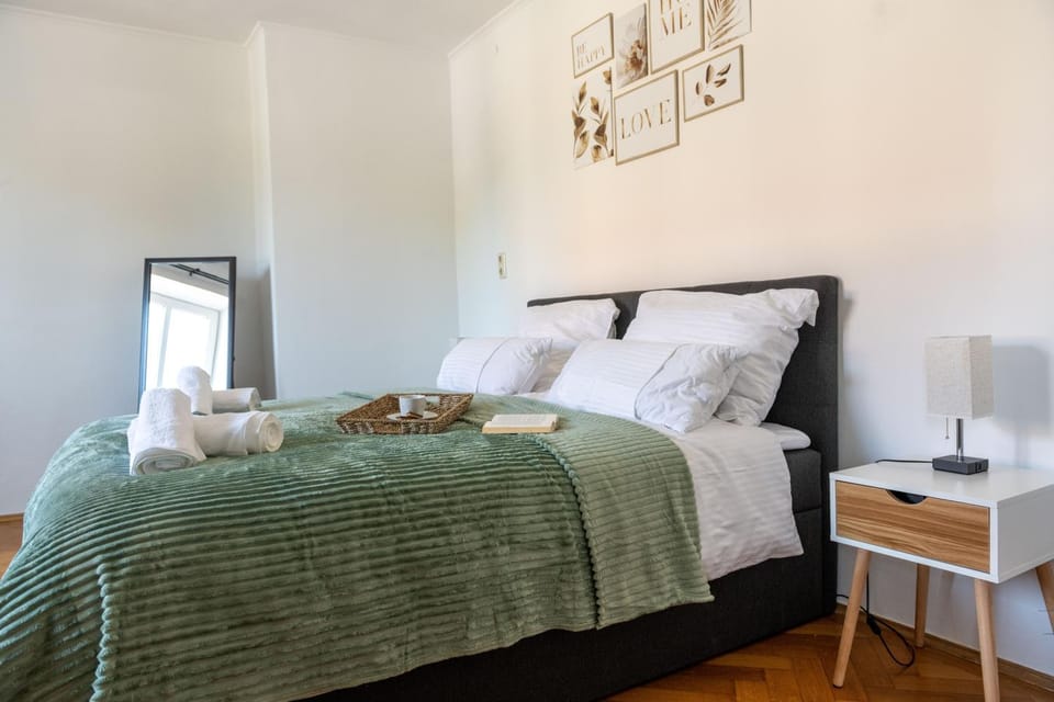 Bed, Photo of the whole room, Bedroom, towels