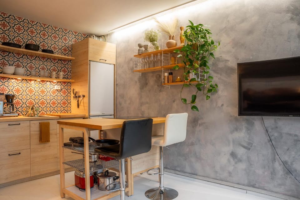 Kitchen or kitchenette, Seating area, stove, kitchen