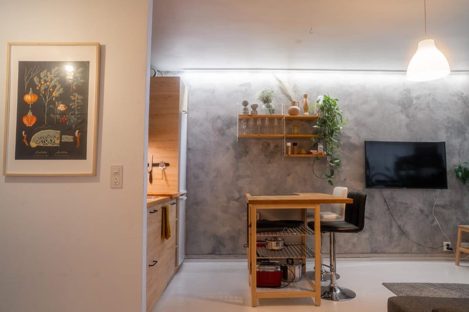 Communal lounge/ TV room, TV and multimedia, Kitchen or kitchenette, Dining area, stove, kitchen