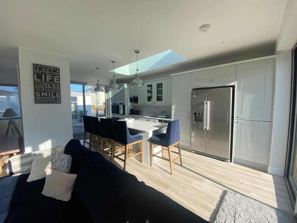 Kitchen or kitchenette, Seating area, Dining area