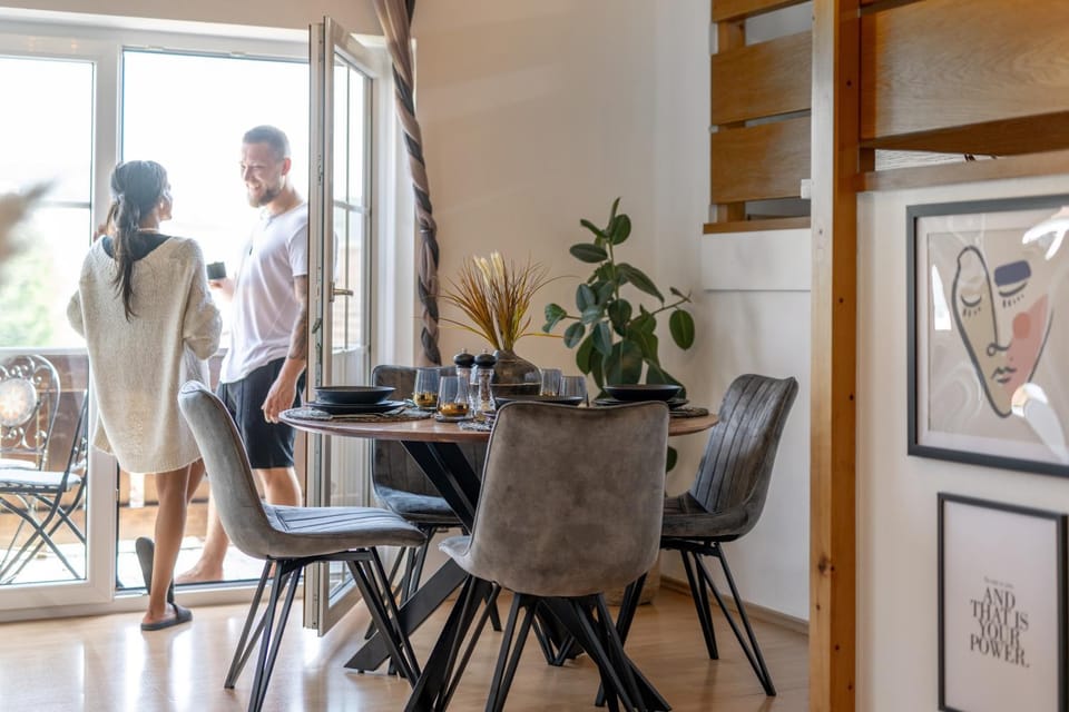 People, Food and drinks, Seating area, Dining area, Food, group of guests