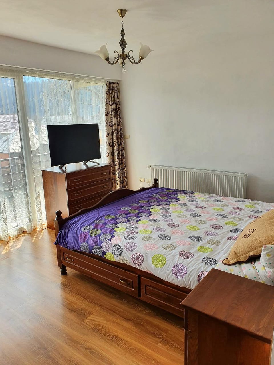 Bed, TV and multimedia, Photo of the whole room