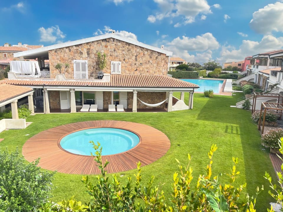 Property building, Patio, Garden, Hot Tub, Swimming pool