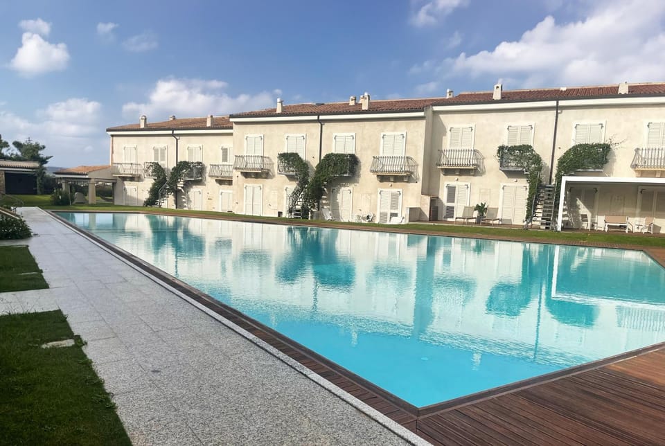 Property building, Pool view, Swimming pool, Swimming pool, sunbed