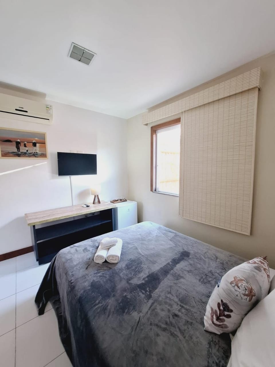 Bed, TV and multimedia, Photo of the whole room, Bedroom, towels