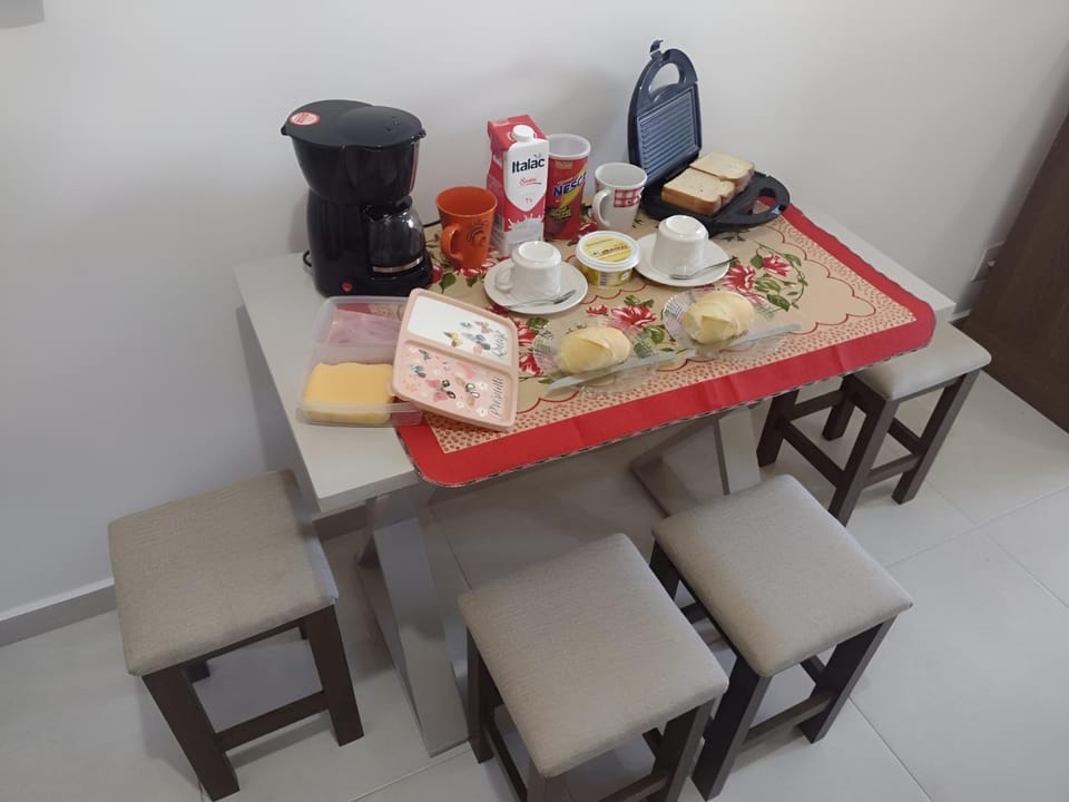 Coffee/tea facilities, Kitchen or kitchenette, Dining area
