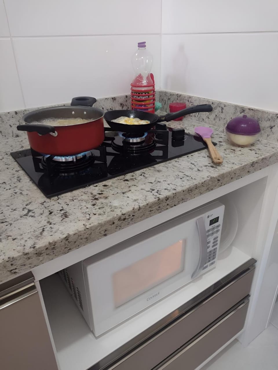 Kitchen or kitchenette, minibar, stove