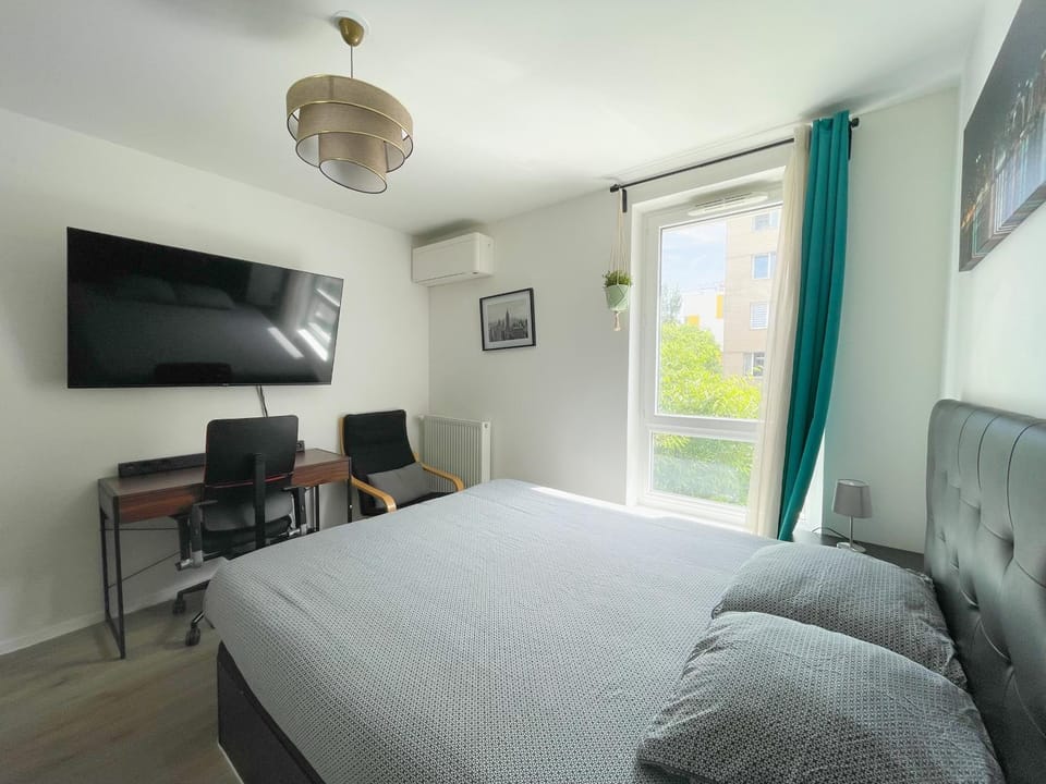 Comfortable rooms in Nanterre University near La Defense Arena and Paris with very good wifi Vacation rental in Île-de-France