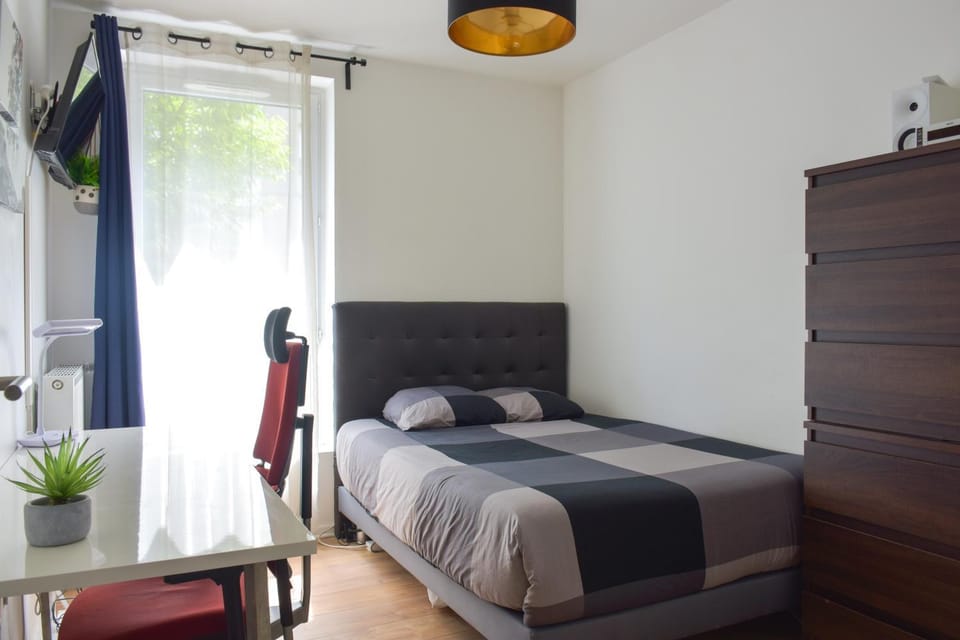 Comfortable rooms in Nanterre University near La Defense Arena and Paris with very good wifi Vacation rental in Île-de-France