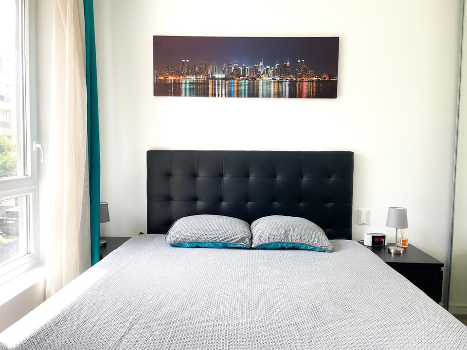 Comfortable rooms in Nanterre University near La Defense Arena and Paris with very good wifi Vacation rental in Île-de-France