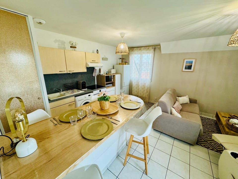 Coffee/tea facilities, Kitchen or kitchenette, Seating area, Dining area, oven