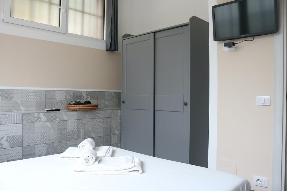 Bed, TV and multimedia, Photo of the whole room, Bedroom, towels, wardrobe