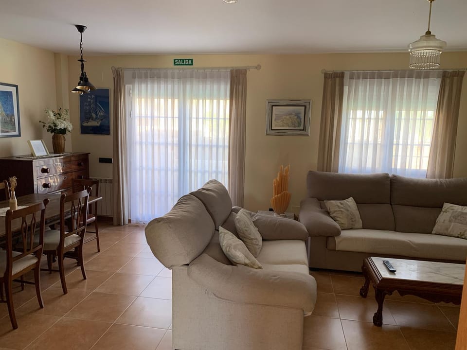 Communal lounge/ TV room, Game Room, Lounge or bar, Business facilities, Dining area