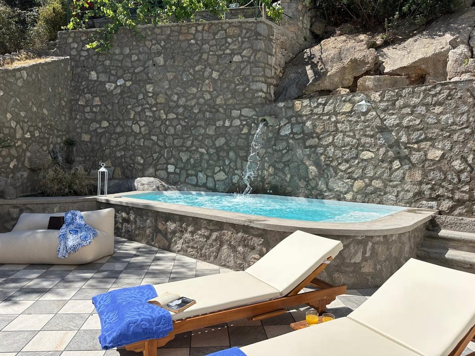 Evelyns Pool Garden Apartment in Forio