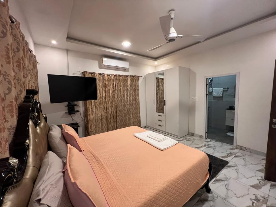 TV and multimedia, Photo of the whole room, Bedroom, wardrobe