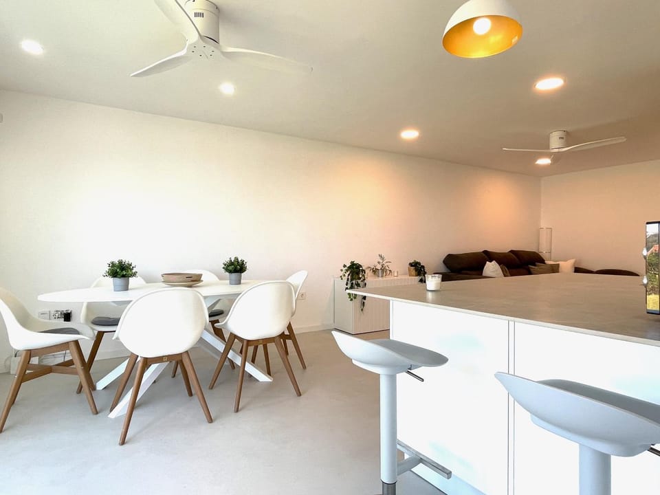 Kitchen or kitchenette, Dining area, fireplace