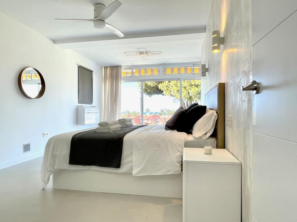 Bed, Photo of the whole room, Bedroom, fireplace, air conditioner
