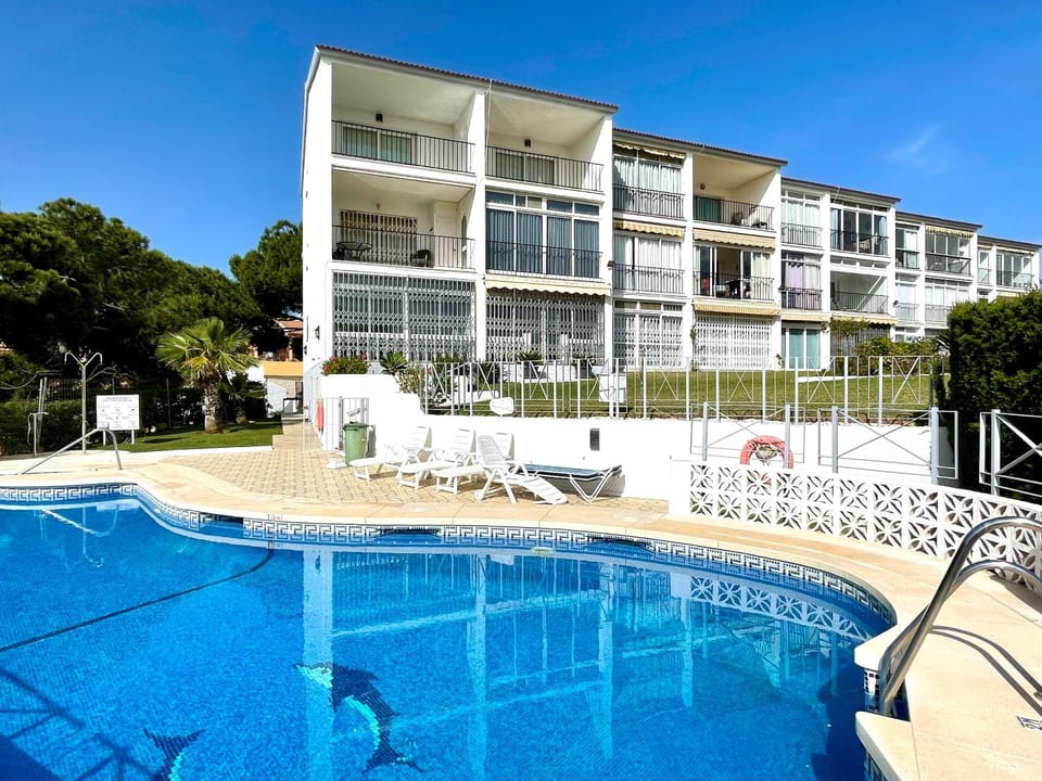 Property building, Day, Swimming pool, sunbed
