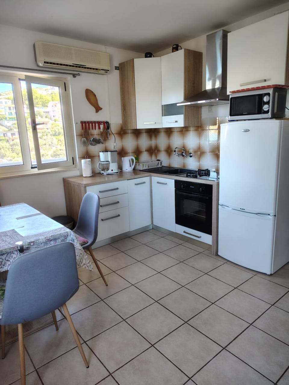 Kitchen or kitchenette, Dining area, microwave, oven, pet friendly, stove, toaster