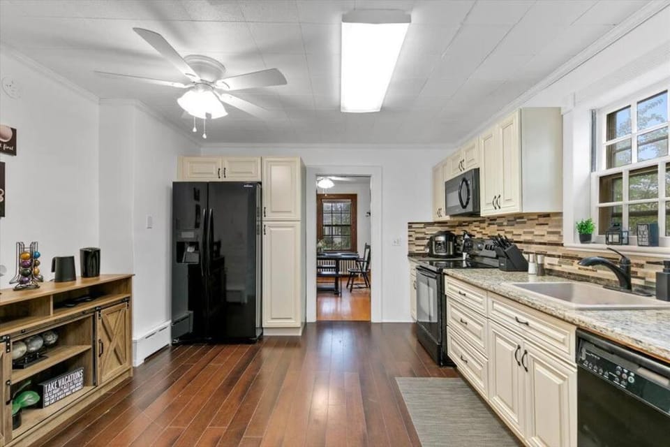 Quintessential Cozy Haven, Brooklawn Beauty House in Bridgeport