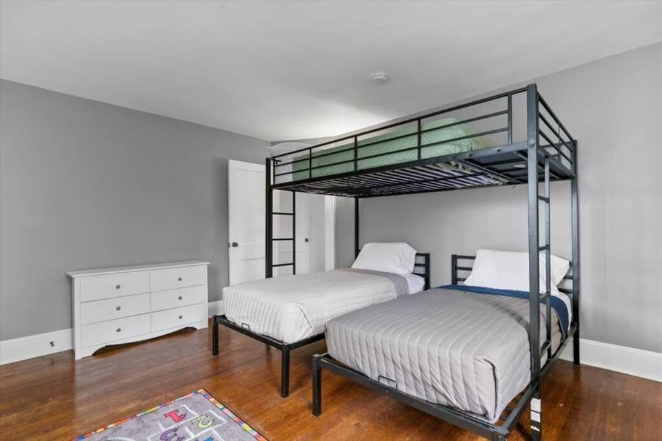 Quintessential Cozy Haven, Brooklawn Beauty House in Bridgeport
