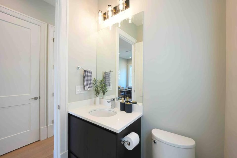 Four bedrooms New Lovely Duplex -1626 Villa in Vancouver