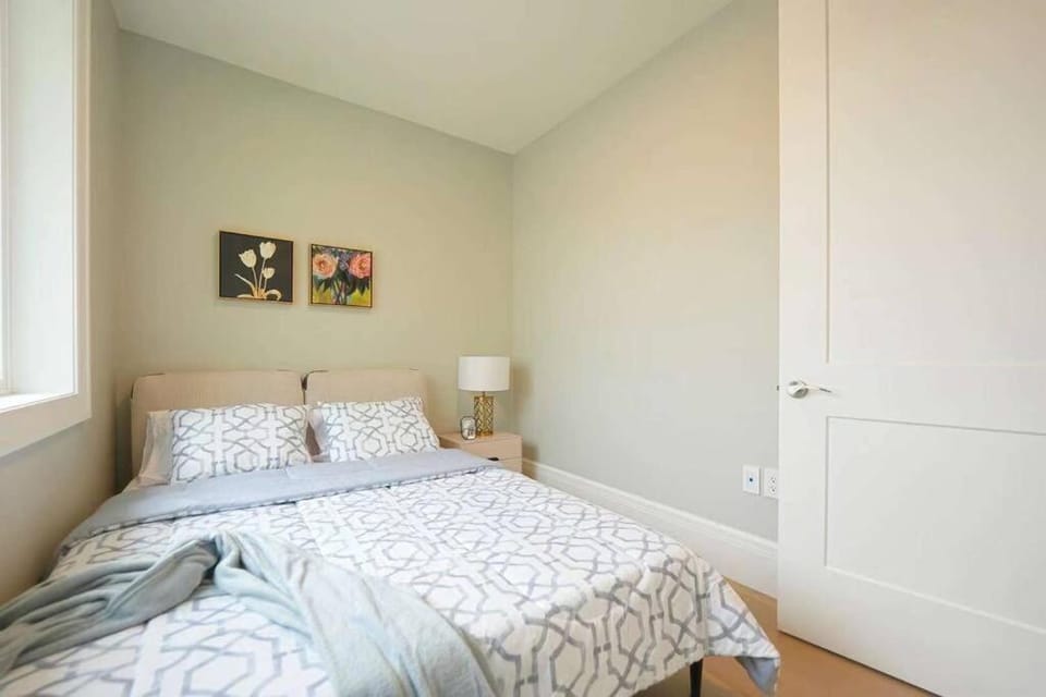 Four bedrooms New Lovely Duplex House-1628 Villa in Vancouver