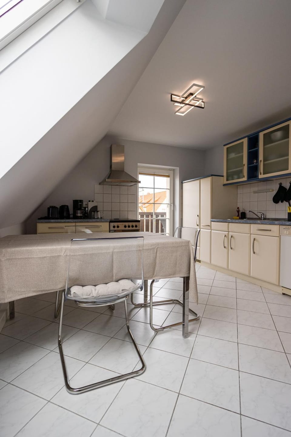 Kitchen or kitchenette, Dining area, dishwasher, pet friendly, stove