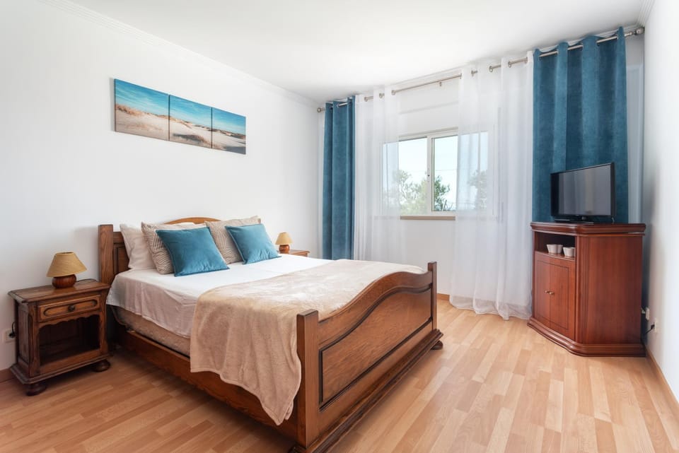 Bed, TV and multimedia, Photo of the whole room, Bedroom