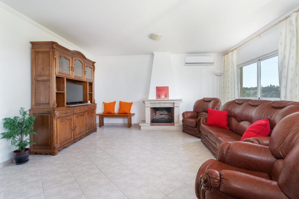 Communal lounge/ TV room, TV and multimedia, Living room, Seating area, Evening entertainment, air conditioner