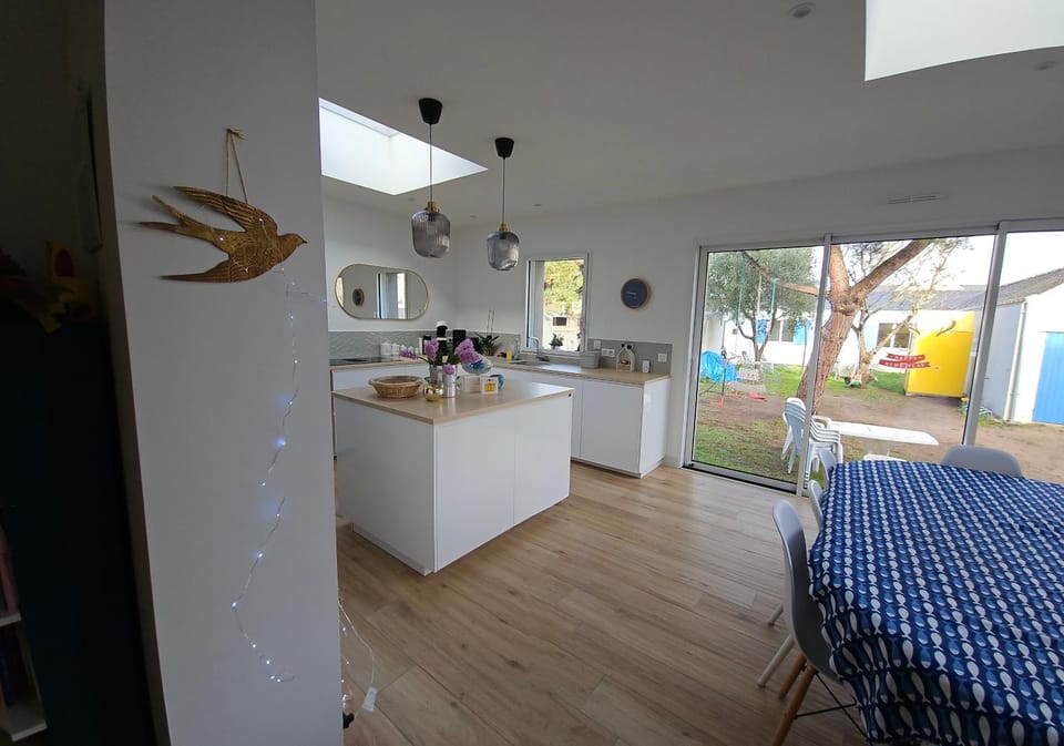 Deux maisons reunis par le jardin et sa cabine de plage, à 8min à pieds des plages et de l'océan Cabin in Batz-sur-Mer