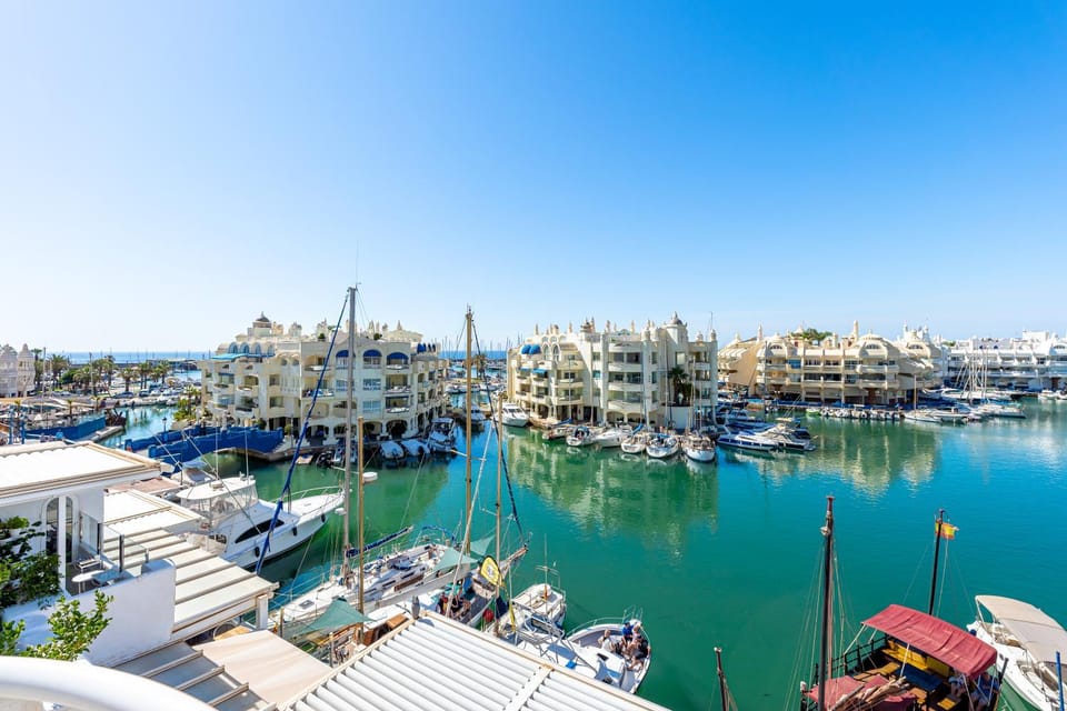 Property building, Nearby landmark, Facade/entrance, Activities, Lobby or reception, Sea view