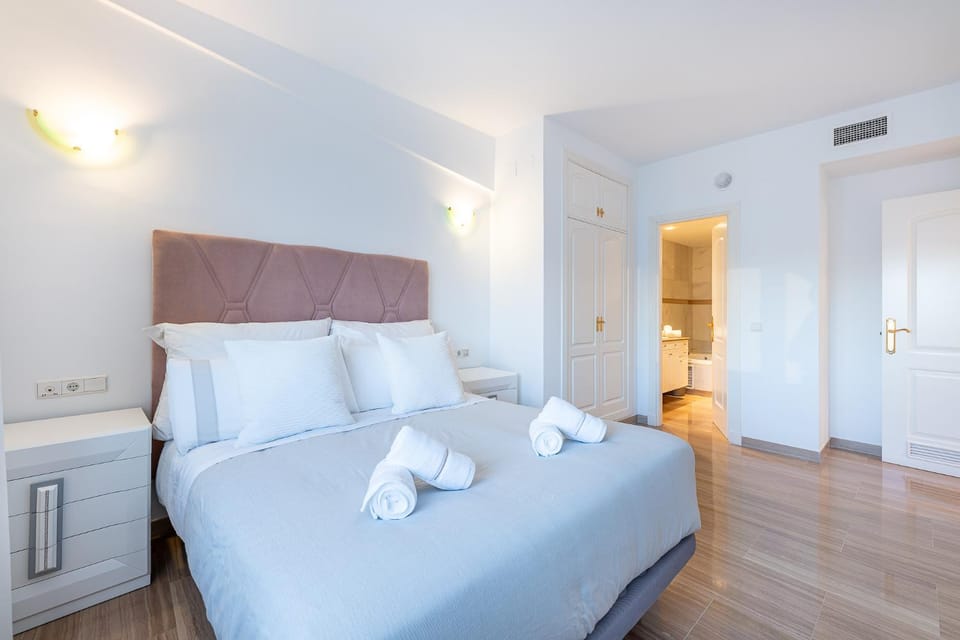 Bed, TV and multimedia, Photo of the whole room, Bedroom, towels, wardrobe