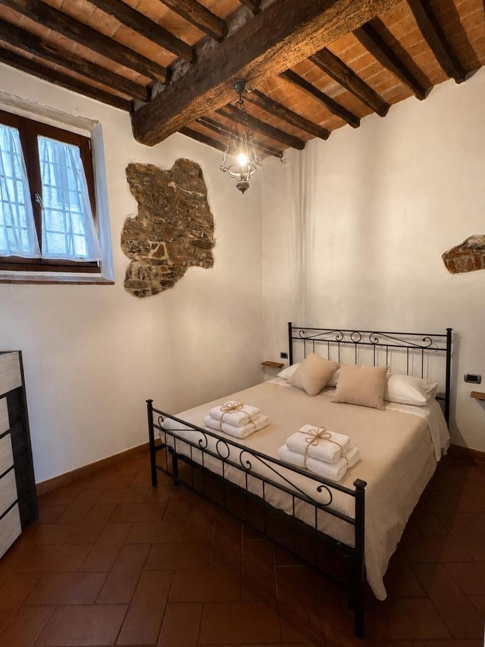 Photo of the whole room, Bedroom, towels