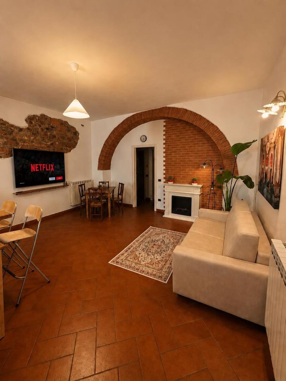 Communal lounge/ TV room, TV and multimedia, Living room, Seating area, Dining area