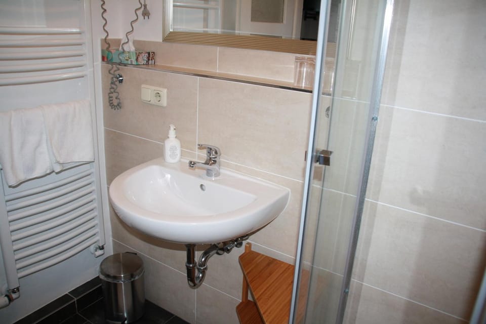 Bathroom, Decorative detail