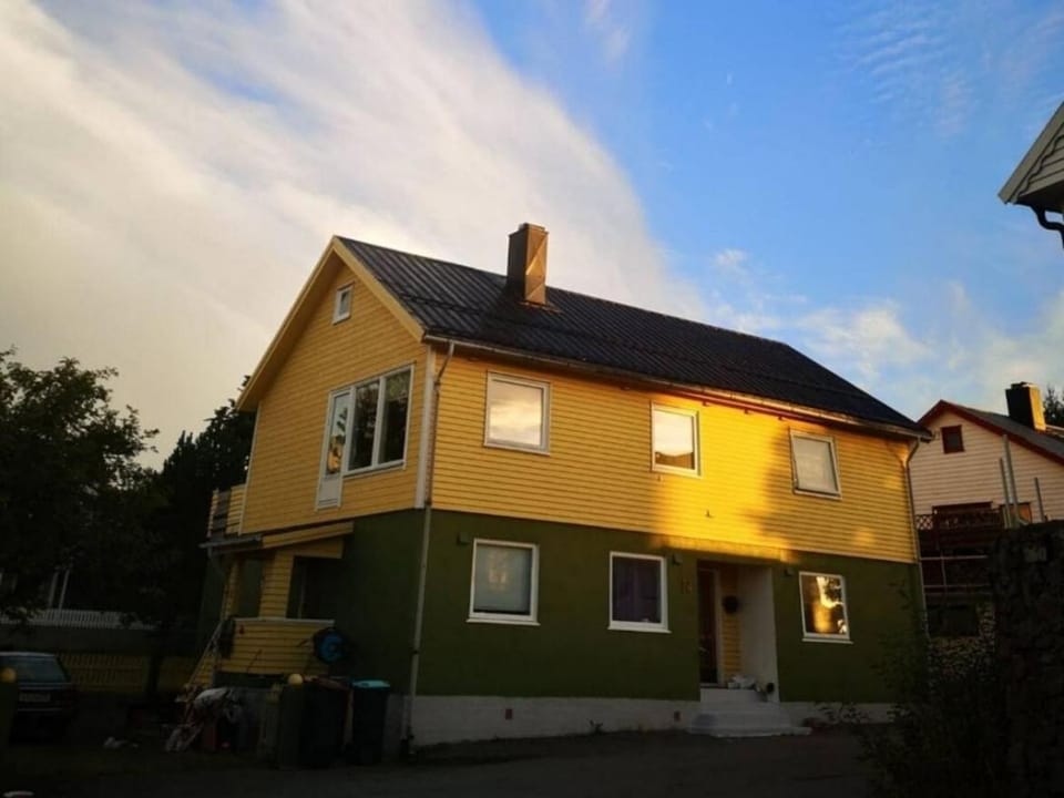 Kule gule huset Vacation rental in Lofoten