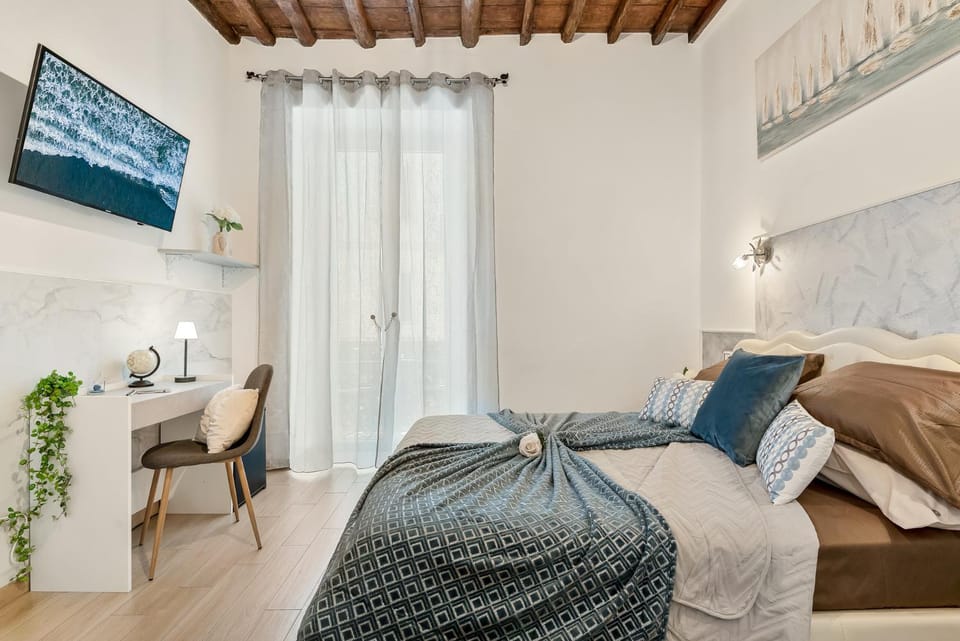 Bed, TV and multimedia, Photo of the whole room, Seating area, Bedroom