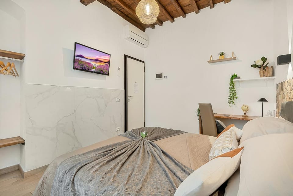 Bed, TV and multimedia, Photo of the whole room, Seating area, Bedroom, air conditioner