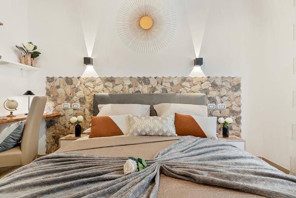 Bed, Seating area, Bedroom