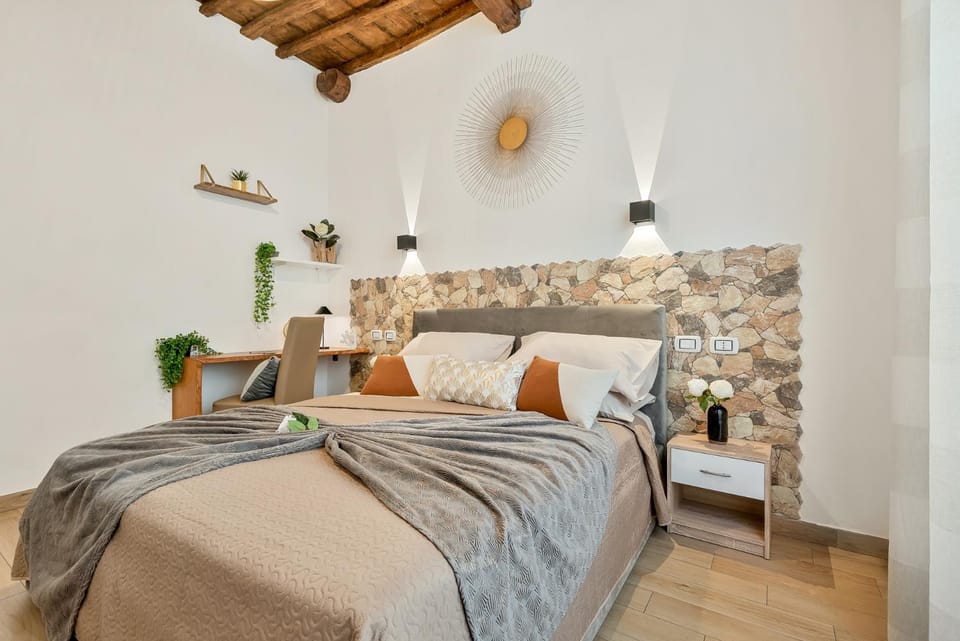 Bed, Photo of the whole room, Seating area, Bedroom