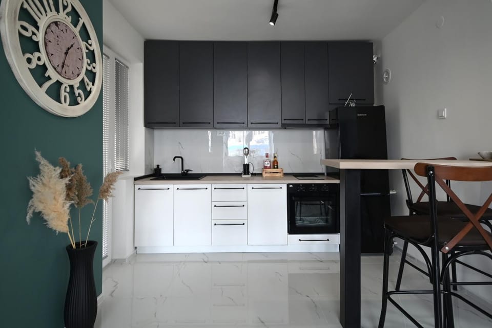 Kitchen or kitchenette, Dining area, dishwasher, oven