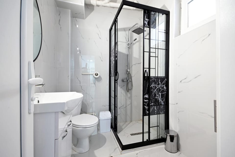 Shower, Toilet, Bathroom, towels