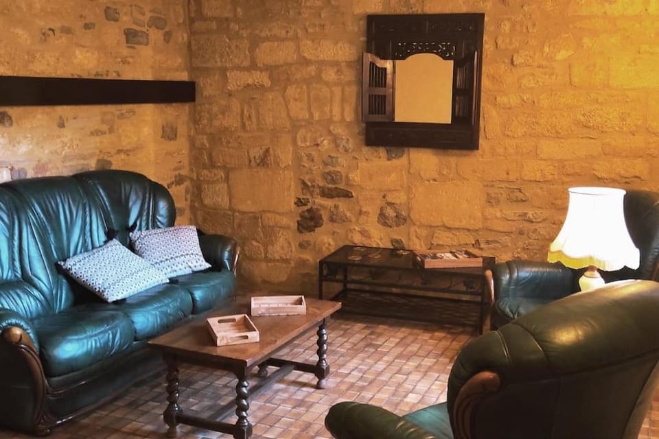 Duplex avec cour au coeur de la cité médiévale. Apartment in Occitanie