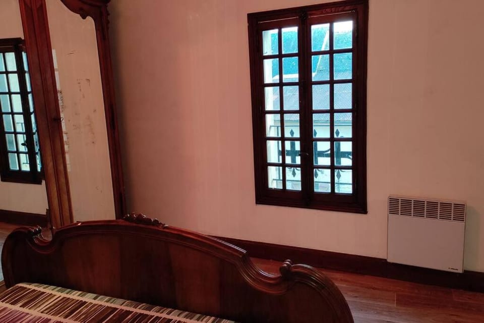 Duplex avec cour au coeur de la cité médiévale. Apartment in Occitanie