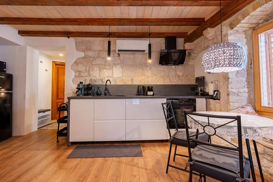 Kitchen or kitchenette, Dining area, oven, stove